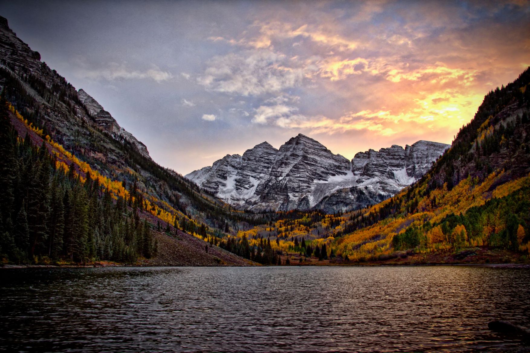 Maroon Bells Mountain and Lake at sunset